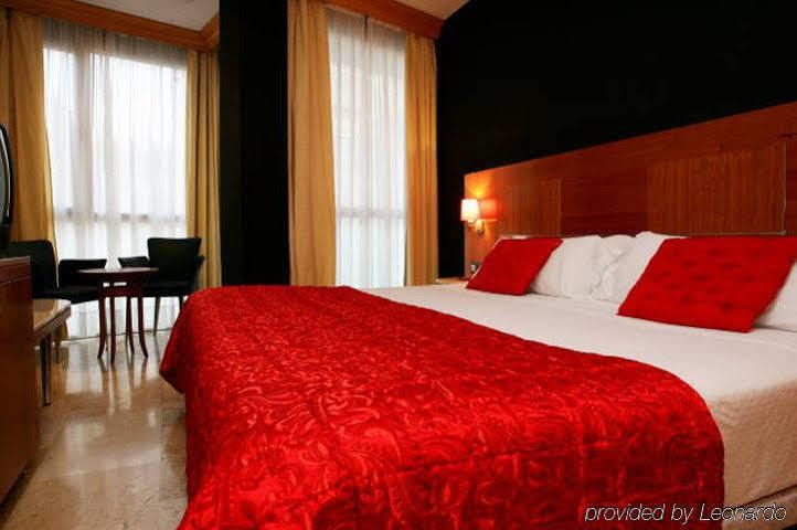 Hotel Calasanz Molins de Rei Zimmer foto