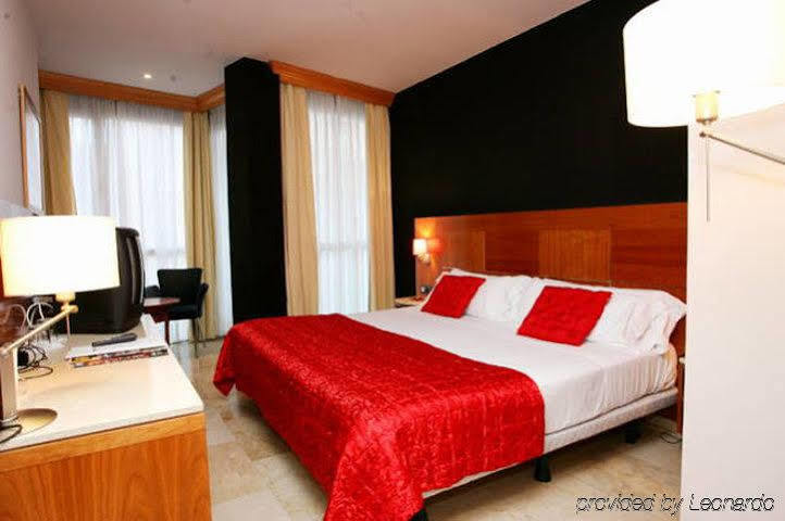 Hotel Calasanz Molins de Rei Zimmer foto